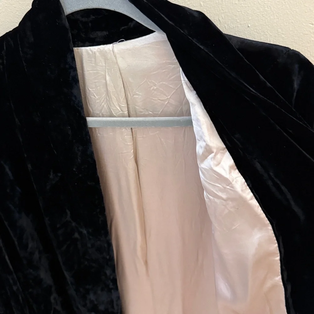 Vintage Black Velvet Coat Satin Lining Opera Theatre Garb Sz S/M - Picture 4 of 4